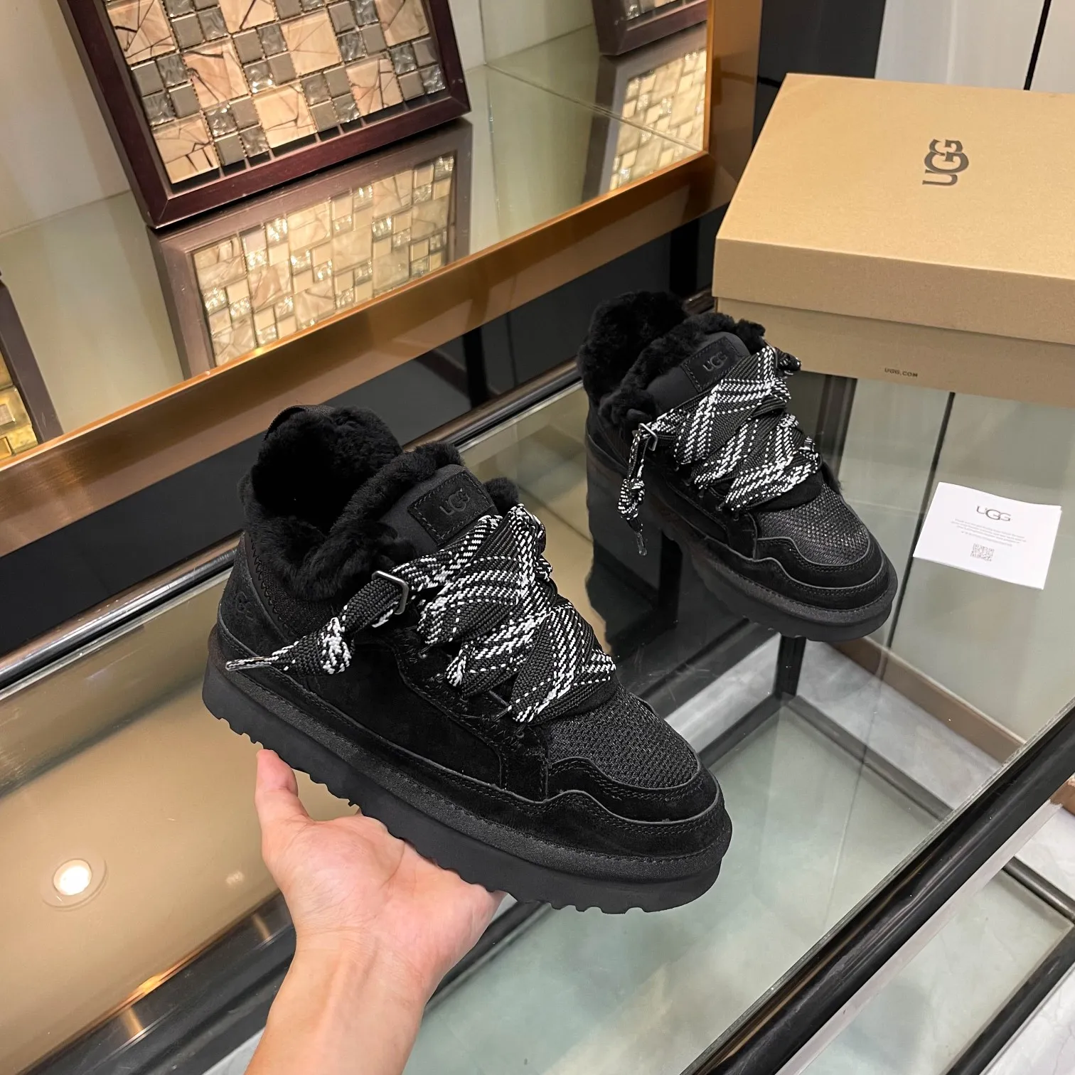 Men's men's shoes pP580! UGG~25vs popular platform thick-soled casual shoes series... [Round-toe thick-soled casual shoes] A shoe that does not clash with shirts, simple partition design ➕ spotted outsole, silk curls on the upper, a must-have for autumn and winter, can be worn with any pants or skirt, very comfortable and beautiful on the feet... ❶Material: Original customized cow ➕Breathable mesh ❷Inner lining: Original customized wool ❸ Foot pads: Original customized sheepskin ❹Outsole: Original molded wear-resistant velvet foam outsole ❺Number of codes: 35-41 ❻Packaging: Original full set of packaging ☀Color: Official website updated simultaneously